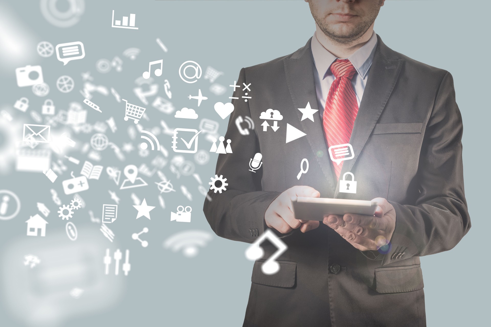 Hombre de negocios utilizando tablet pc